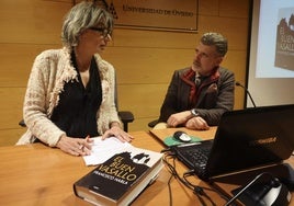 Mercedes de Soignie y Francisco Narla, ayer, en la presentación de su última novela en el Aula de Cultura de LA VOZ DE AVILÉS.