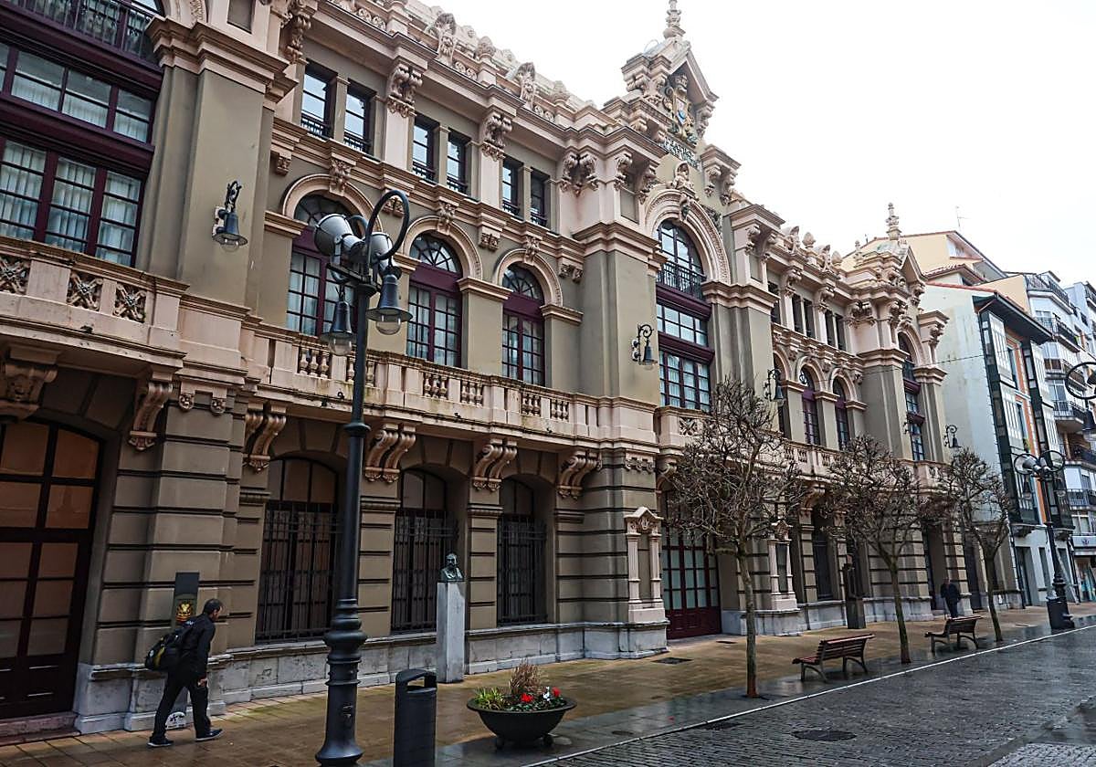 Fachada del Teatro Palacio Valdés, premiado con la Medalla de Oro de la Academia de las Artes Escénicas.