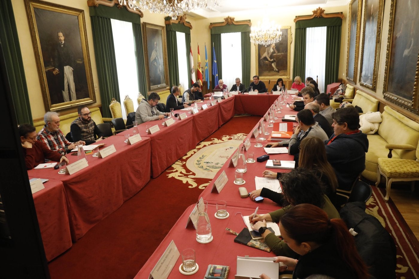 Asistentes al Consejo Sectorial de Movilidad de Gijón, celebrado ayer por la tarde en el Salón de Recepciones de la Casa Consistorial.