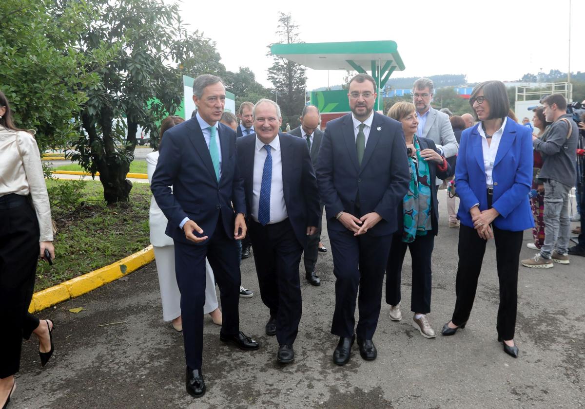 Javier Goñi, el ministro Jordi Hereu, Adrián Barbón, Mariví Monteserín y Nieves Roqueñí, el pasado mes de septiembre, en las instalaciones de Fertiberia en Asturias.