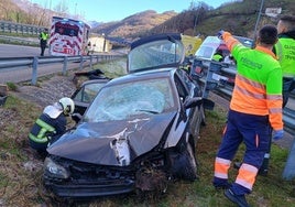 Excarcelan al conductor de un coche tras sufrir un accidente en Aller