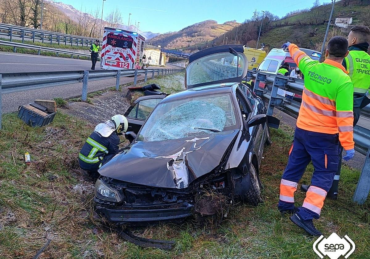 Excarcelan al conductor de un coche tras sufrir un accidente en Aller