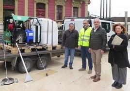 La máquina, junto a Hemry Carneado, de Coastur; el alcalde de Carreño, Ángel García; y Gabino González y Covadonga Fernández, empleados municipales.