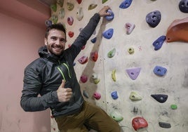 Edu Marín, en la sede de la Agrupación Montañera Astur Torrecerredo, organizadores de la Semana Internacional de Montaña de Gijón.