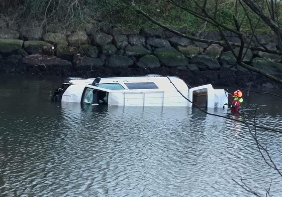 La furgoneta se precipitó desde el puente Azud y cayó a la ría.