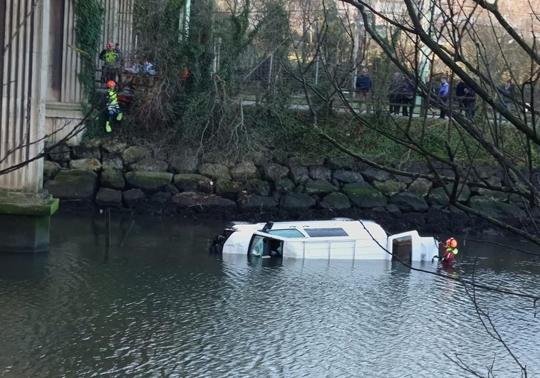 La furgoneta se precipitó desde el puente Azud y cayó a la ría.