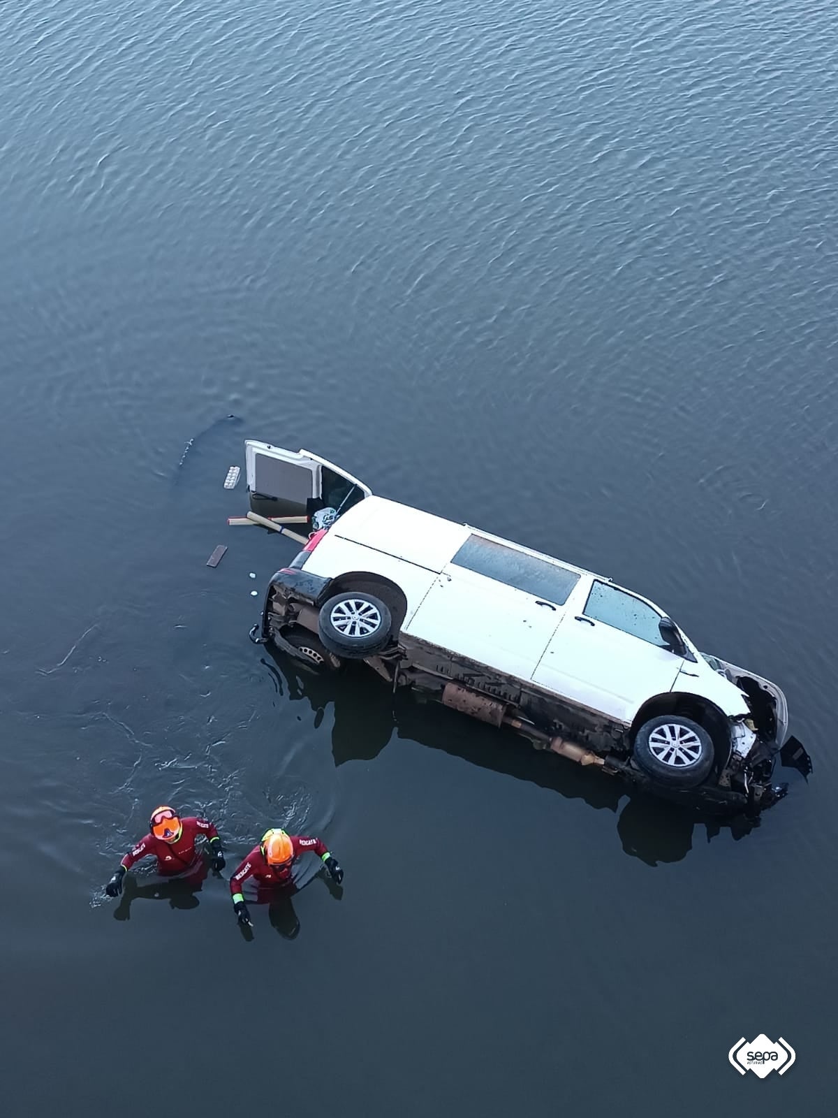 Una furgoneta en la ría de Avilés: las imágenes que deja el accidente