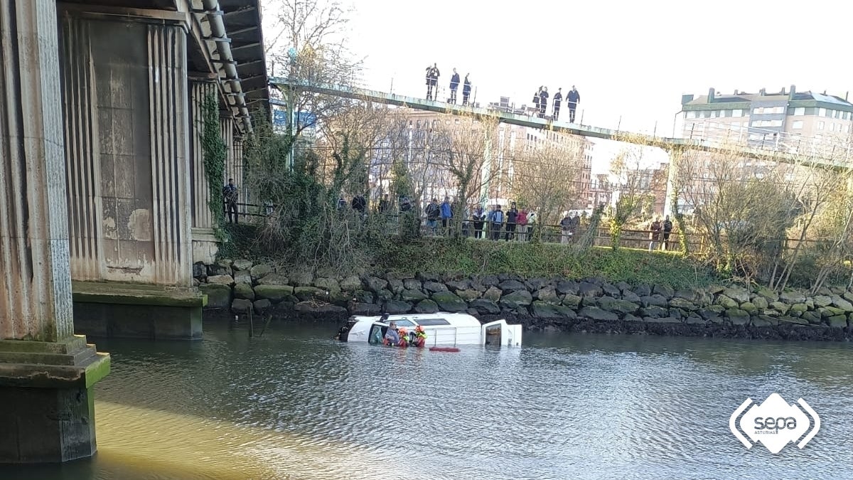 Una furgoneta en la ría de Avilés: las imágenes que deja el accidente