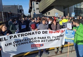 Trabajadores de Idonial, concentrados ayer a las puertas del centro de Avilés.