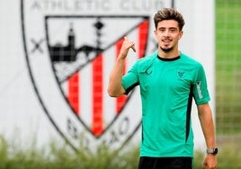 Nico Serrano, en un entrenamiento con el Athletic.