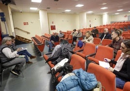 El Ateneo de La Calzada acogió la reunión de la Plataforma Anticontaminación.