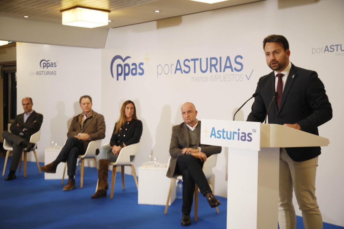 Álvaro Queipo, a la derecha, durante la presentación de su propuesta fiscal, tras el coloquio en el que participaron, de izquierda a derecha, Íñigo Cabal, Félix Baragaño, Ángela Pumariega y Rubén Castro.