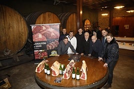 Gustavo Costales (detrás por la izda), Javier Varela, Javier Trabadelo, Joel Álvarez, Tomás Borge, Pablo Costales, Marcos González y Jorge Ramos, en la presentación de las jornadas del chuletón.