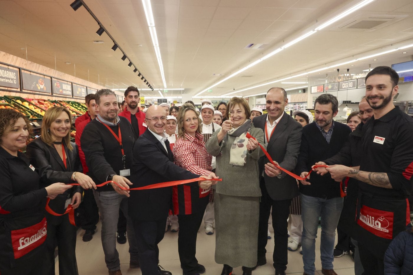 Nuria García, Jorge Suárez, José Manuel Ferreño , Isabel Fernández, Mariví Monteserín, José López Caamaño, Manuel Campa y Adrián Vázquez tras el corte de la cinta inaugural.