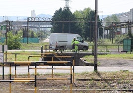 Trabajadores de empresas auxiliares, en el interior de las instalaciones de Arcelor.