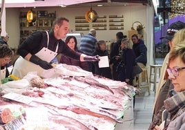 Clientes en un mercado de Avilés.