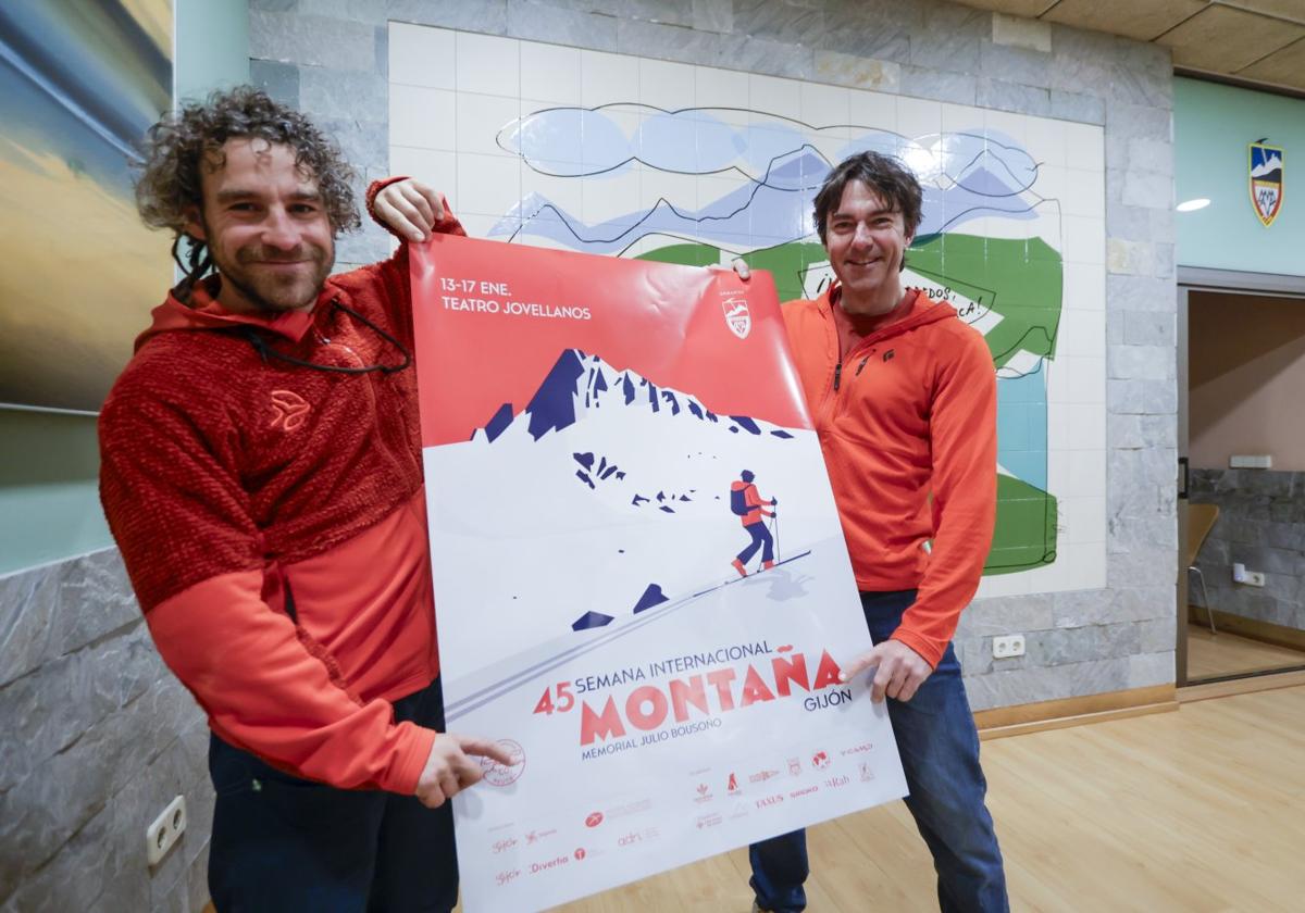 Bru Busom, a la izquierda, y Marc Toralles, ayer, en la Agrupación Montañera Astur Torrecerredo. Abajo, Toralles, durante su ascensión al Denali.