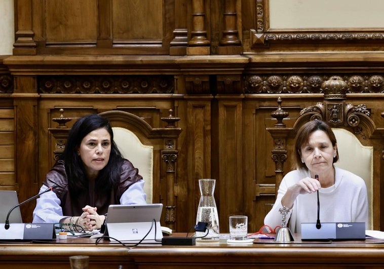 La alcaldesa Carmen Moriyón con la secretaria municipal, Inmaculada Fernández Gancedo.