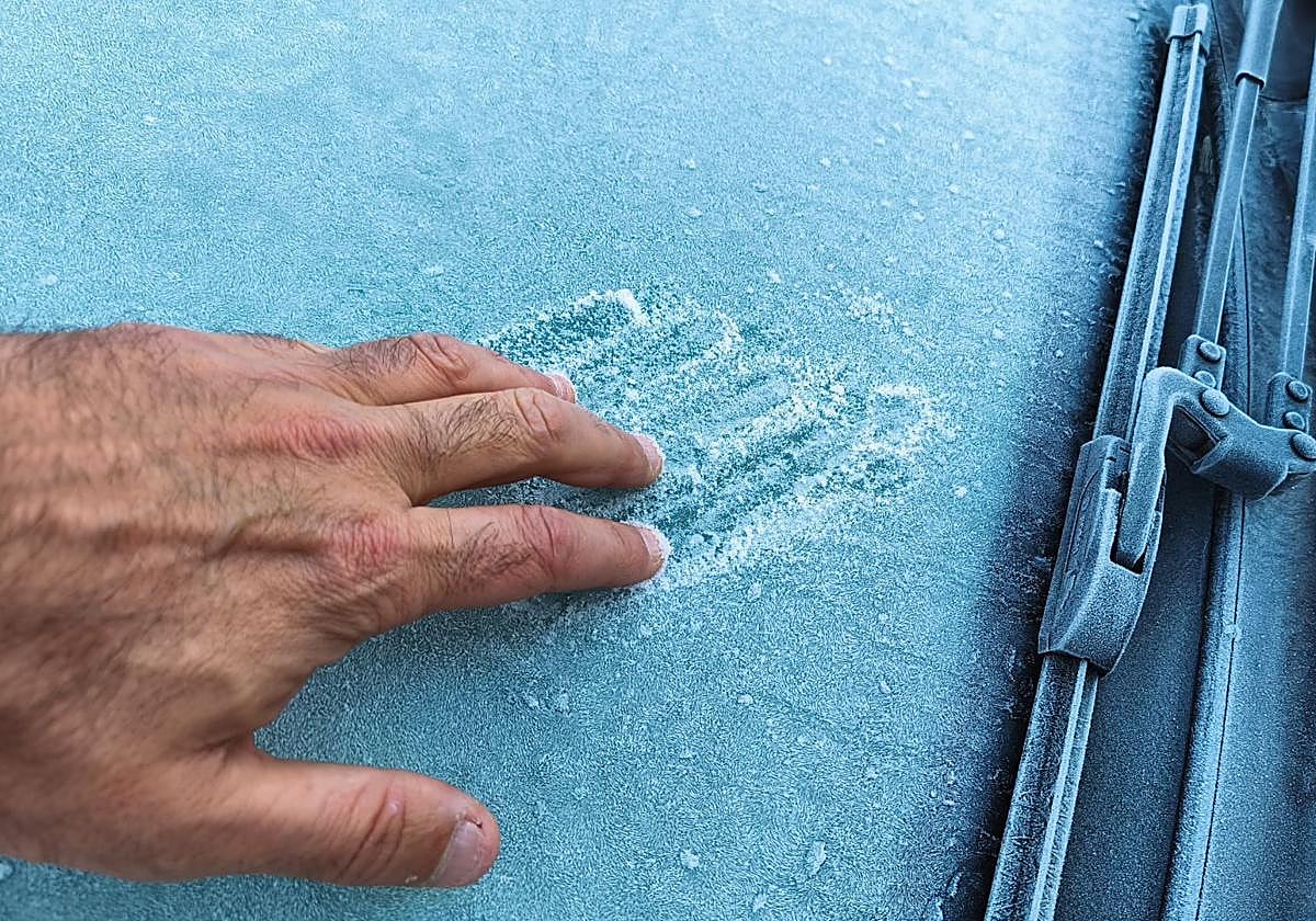 Un coche en Oviedo con escarcha.