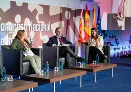 Paloma Sánchez, Pedro Mora y Carola Hermoso, durante su intervención en el Congreso Nacional de Industria que se celebra en Barcelona.