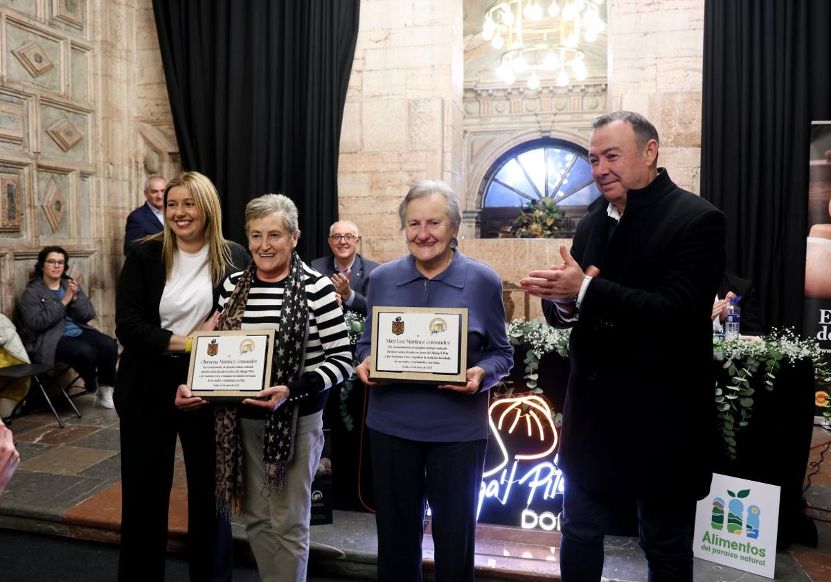 Las homenajeadas Mari Luz y Filomena Martínez, entre Raquel Álvarez, presidenta de la DOP Queso Afuega'l Pitu, y el alcalde de Grado, José Luis Trabanco .