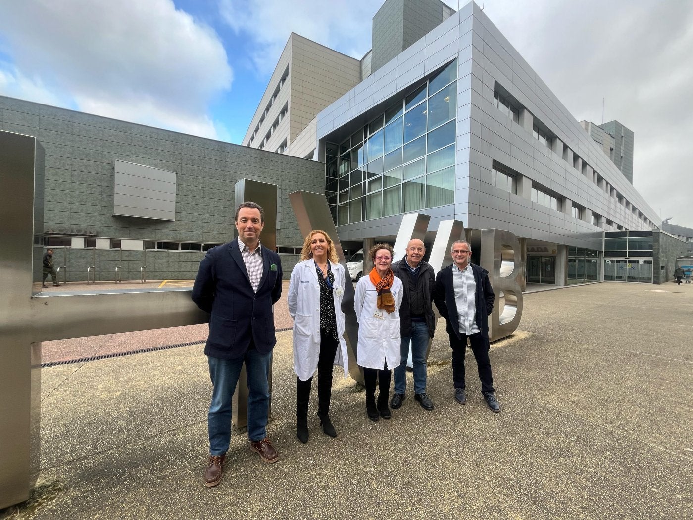 Sergio Pérez-Holanda, primero por la izquierda, con personal del Álvarez-Buylla en la celebración de los diez años de este hospital.