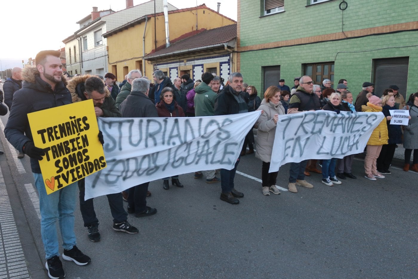 Vecinos de Tremañes cortaron el tráfico en la avenida de Los Campones a modo de protesta.