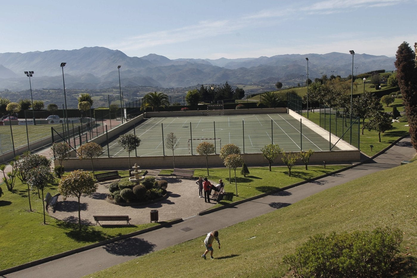 Instalaciones del Centro Asturiano de Oviedo de campo en el Naranco.
