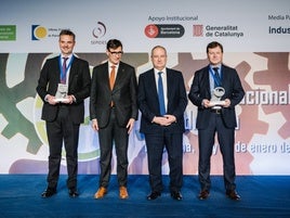 Enrique López, a la derecha, junto al ministro de Industria, Jordi Hereu; el presidente de Cataluña, Salvador Illa, y Álvaro de la Haza, vicepresidente Ejecutivo de Cosentino, compañía reconocida en la categoría de gran empresa.