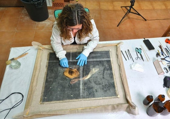 Laura Rodríguez Noval, en su estudio de restauración de Gijón.