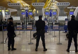 Policía Nacional en el aeropuerto de Barajas.