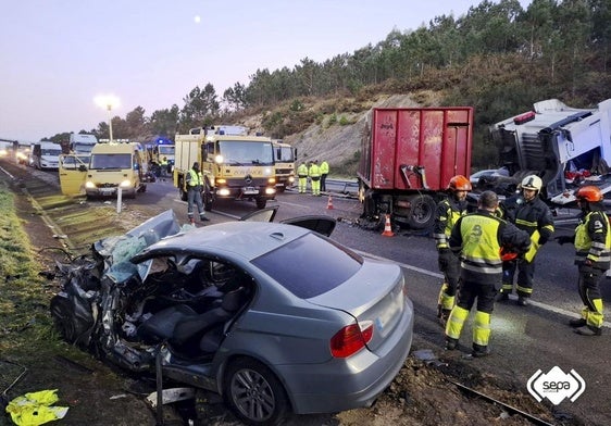 Efectivos de Bomberos en el lugar del siniestro.