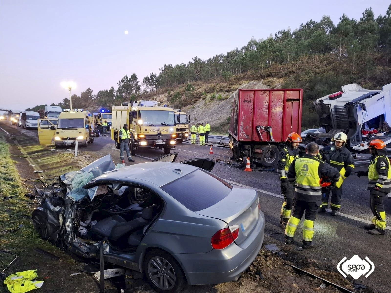 Efectivos de Bomberos en el lugar del siniestro.