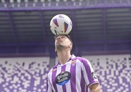 César de la Hoz sobre el césped del estadio José Zorrilla durante su presentación como jugador del Real Valladolid.