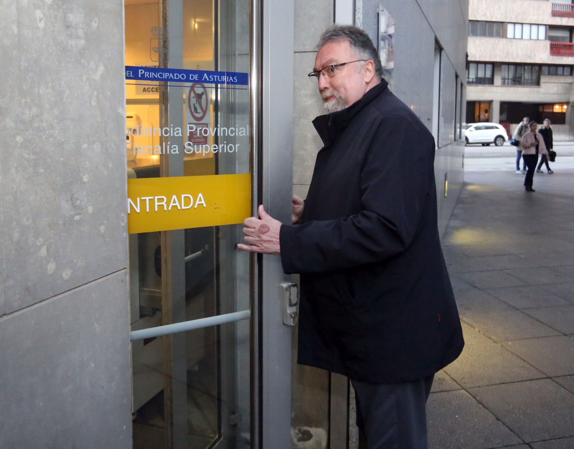 Isidro Martínez Oblanca, uno de los fundadores de Foro Asturias, a su llegada a la tercera sesión del juicio contra Francisco Álvarez-Cascos.