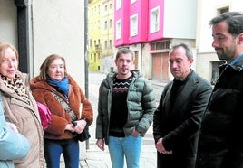 Sergio Álvarez (Cimavilla), Tita Caravera (La Arena), María José Cuervo (La Arena), Javier Suárez Llana (IU), el consejero Ovidio Zapico y Alejandro Farpón (IU), a las puertas de la Casa del Chino antes del inicio de la reunión.