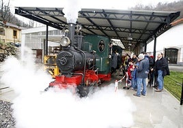El Ecomuseo de Samuño, con el edificio de la estación del tren minero a la derecha.