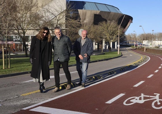 Marta Martínez Maese, Gilberto Villoria y Avelino Castañón (jefe de obra), junto al nuevo carril bici.