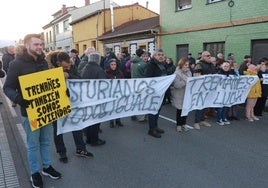 Vecinos de Tremañes cortaron el tráfico en la avenida de Los Campones a modo de protesta.