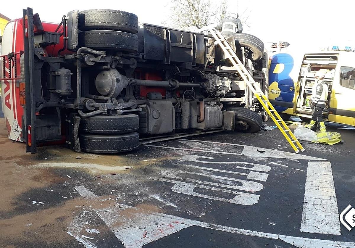 Estado en el que quedó el camión tras el vuelco.