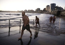 Bañistas a primera hora de esta mañana saliendo del agua.