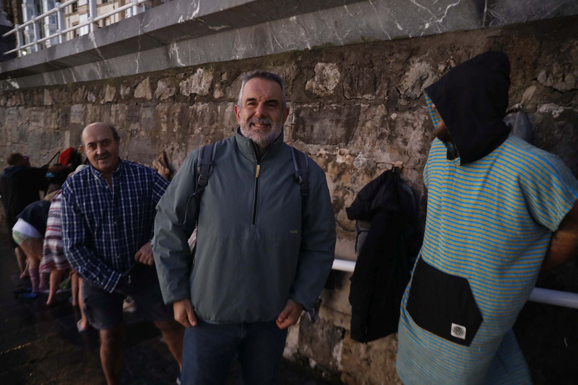 Un chapuzón en Gijón a pesar del frío