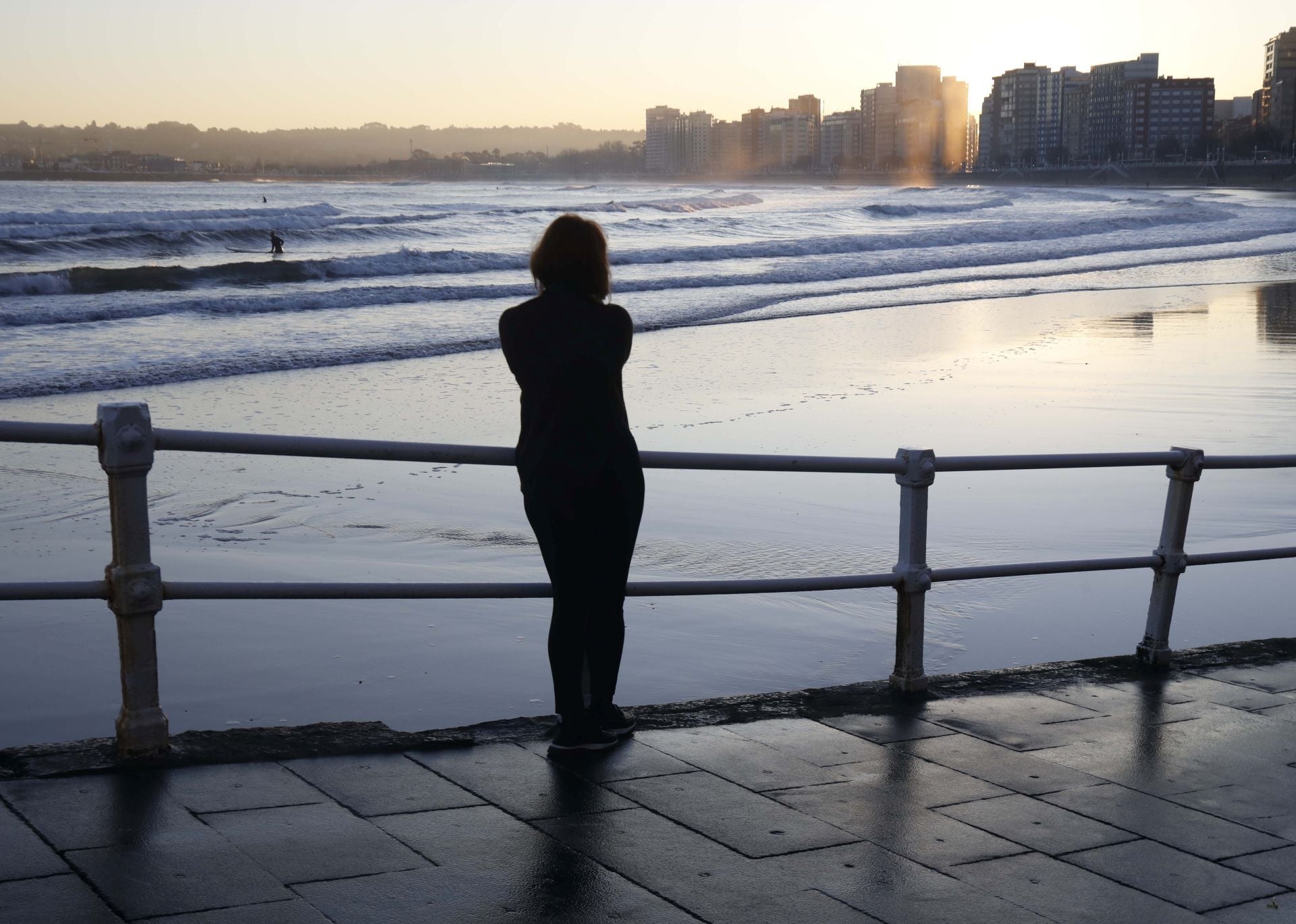 Un chapuzón en Gijón a pesar del frío