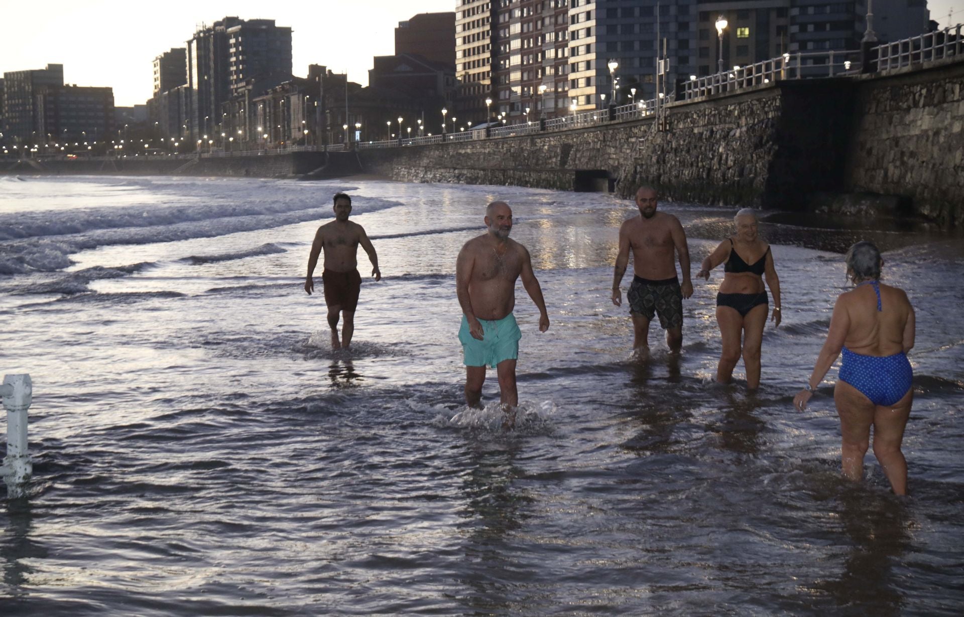 Un chapuzón en Gijón a pesar del frío