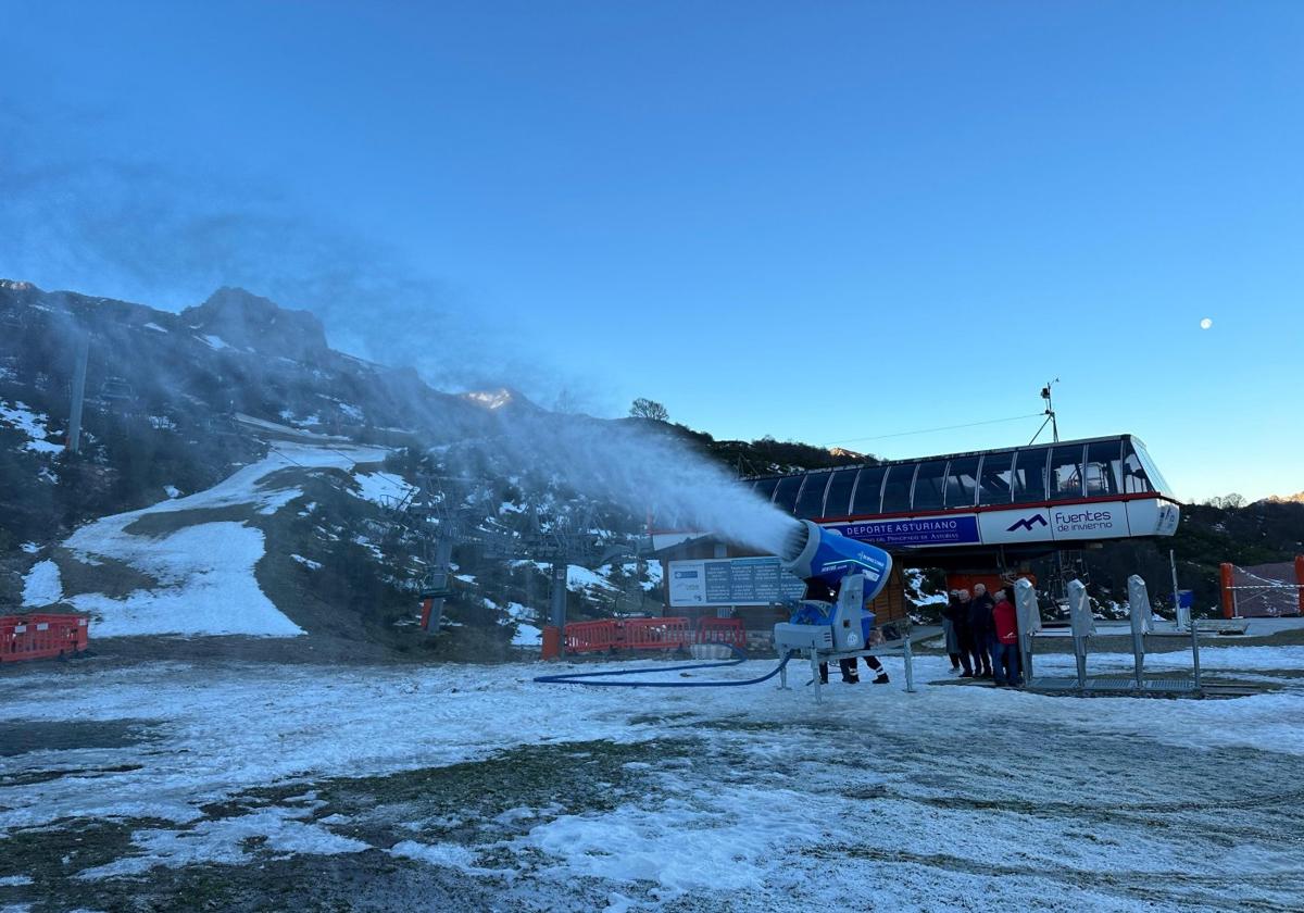 El cañón portátil de nieve artificial, ayer, en la parte baja de Fuentes de Invierno.