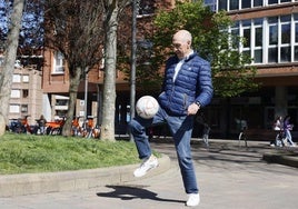 Manu Sarabia controla un balón en las calles de Bilbao.