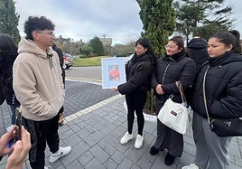 La familia del 'viejo Leo', con un retrato del fallecido, antes del funeral, en diciembre.