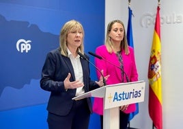 Esther Llamazares interviene en presencia de Cristina Vega.