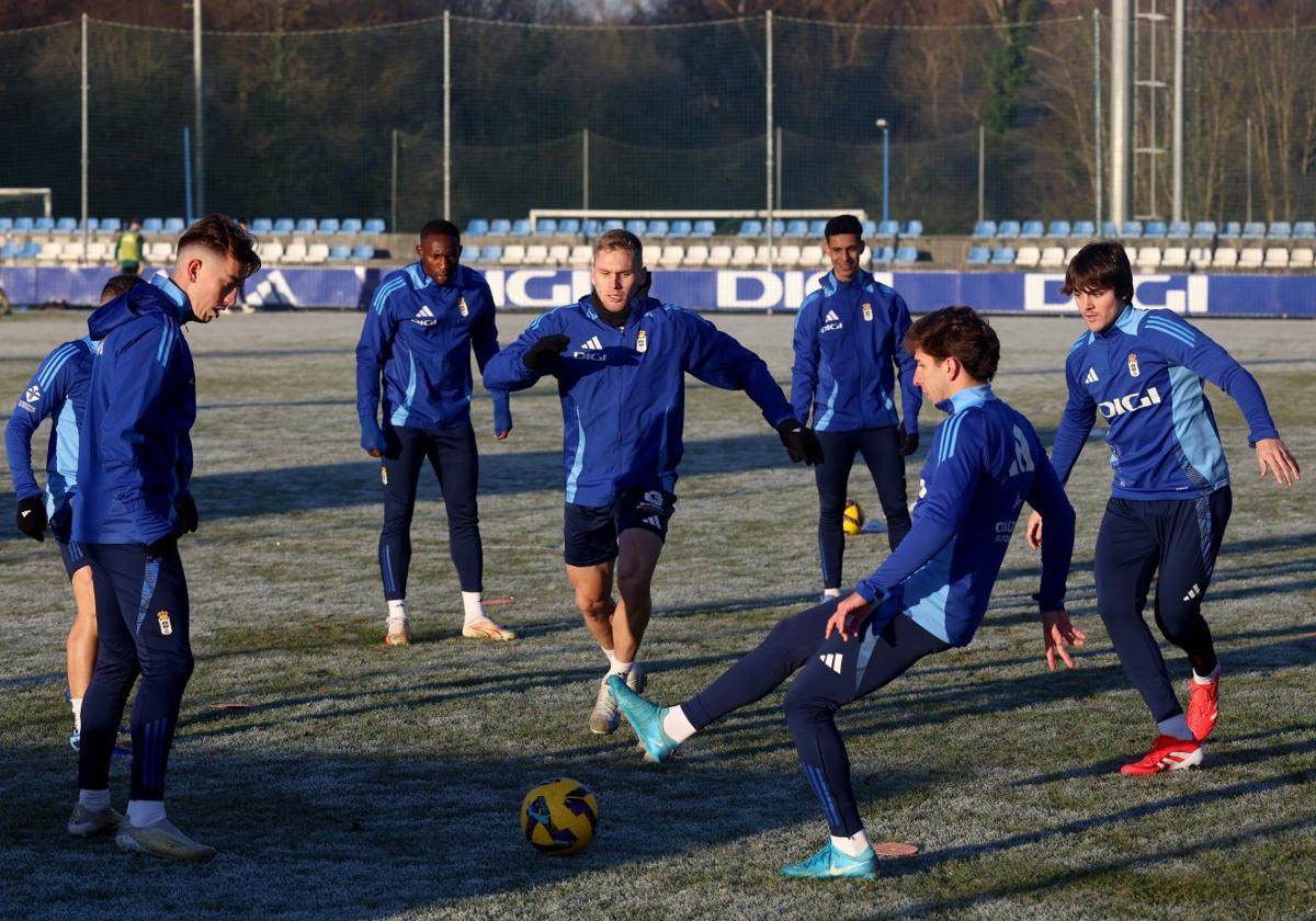 Los jugadores del Real Oviedo entrenaron sobre un césped donde se notaban los efectos de la helada.