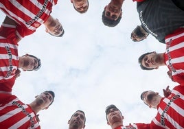 Los diez futbolistas de la primera plantilla del Sporting de Gijón, antes del encuentro frente al Real Oviedo.